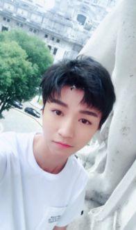 娱乐圈吃瓜王俊凯是谁啊,揭秘王俊凯的瓜田传奇